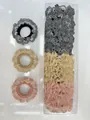 Primer plano de coleteros de organza plisados en negro, amarillo y rosa con caja de venta - Plisado a Rayas Negro/Amarillo/Rosa (HC-1)