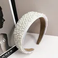 Detalle de una diadema ancha blanca decorada con bordado denso de perlas brillantes - Estilo Cosido De Perlas Y Cristal De 4cm