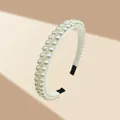Detalle de cerca de una diadema de perlas blancas de lujo con doble fila de perlas - Estilo De Doble Fila De Perlas Grandes De 1.5cm
