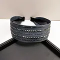 Detail van grijze denim hoofdband met zwarte strasstenen en vierkante metalen klinknagels - 5cm Brede Versie / Grijs Rechte Strass