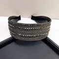 Macro-detail van de brede stoffen haarband met strassteentjes en vierkante noppen - 5cm Brede Versie / Koffie Rechte Strass