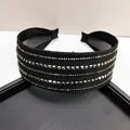 Detail van een zwarte brede hoofdband met industriële vierkante studs en kraalnagels - 5cm Brede Versie / Zwart Rechte Strass