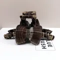 Détail d'une pince à cheveux à carreaux marron avec des strass argentés brillants - Style Strass Classique / Carreaux marron