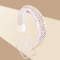 Primer plano detallado de diadema metálica dorada con calados geométricos y perlas - Estilo Geométrico Hueco con Perlas Doradas (11-2-3)