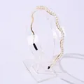 Detalle de diadema ondulada dorada con perlas blancas y puntas negras antideslizantes - Estilo de Perla de Metal con Onda Dorada (11-2-18)