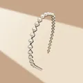 Detalle de la diadema ondulada plateada con perlas cosidas a mano y acabado elegante - Estilo de Perla Dentada con Onda Plateada (11-2-16)