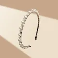Detalle de diadema metálica fina con perlas blancas variadas y puntas protectoras negras - Estilo de Onda Estrecha con Perlas (11-2-15)