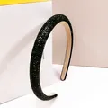 Detalle macro de diadema negra de lujo con brillantes de imitación y acolchado grueso - Negro