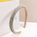 Vista detallada de la diadema de lujo con incrustaciones de diamantes de imitación plata - Blanco