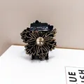 Elegante haarklem met zwarte stoffen bloem, gouden studs en een strass kristal - Champagne Strass