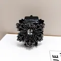 Elegante zwarte bloem haarklem met zilveren strass steentjes en kristal in het midden - Geweerzwarte Strass