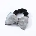 Dettaglio ravvicinato dell'elastico per capelli con fiocco di strass e velluto nero - Fiocco Iridescente (2023031002) / Zircone AB