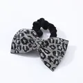 Dettaglio di elastico per capelli a fiocco con strass brillanti e velluto nero - White Leopard Rhinestone