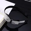 Dettaglio dei cristalli argentati scintillanti su un cerchietto nero con fiocco - Cerchietto con fiocco in strass bianchi