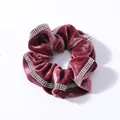 Detalle de un coletero de terciopelo rojo burdeos con adornos de brillantes de imitación - Terciopelo Carmín con Strass de 3 Filas