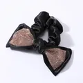 Detalle de coletero de satén negro con lazo de diamantes de imitación en oro rosa brillante - Diamante Champaña
