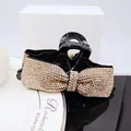 Funkelnde Haarklammer mit champagnerfarbenen Strass-Schleifen und eleganter schwarzer Basis - Champagner Strass