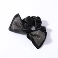 Detalle de coletero de seda negra con lazo de diamantes de imitación brillantes y nudo - Diamante de imitación gris transparente