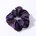Detalle de coletero de satén violeta con filas de diamantes de imitación y textura seda - Satén Púrpura Oscuro con Strass de 5 Filas