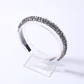 Detalle de la diadema de cuatro filas de cristales gris oscuro con forro de tela negra - Gris