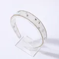 Detalle de diadema barroca brillante con purpurina y cristales en forma de corazón - Blanco