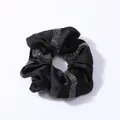 Detalle de coletero de satén negro con incrustaciones de strass brillantes - Satén Negro con Strass de 5 Filas