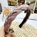 Serre-tête tressé rose avec design torsadé et finition satinée pour cheveux volumineux - Rose Pêche