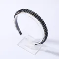 Detalle de diadema negra de lujo con cristales y cuentas para peinados elegantes - Azul marino