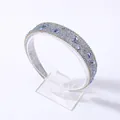 Detalle de diadema barroca ancha con gemas moradas y cristales plateados brillantes - Violeta