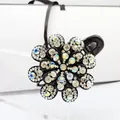 Detalle de pinza para el pelo con flor negra decorada con pedrería y cristales - 8-Petal Flower (White Rhinestone) / Blanco