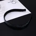 Serre-tête fin noir avec strass bleu foncé sur une surface réfléchissante élégante - Style Strass Bleu Marine