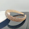 Dettaglio di un cerchietto imbottito con strass color champagne su un piatto bianco - Larghezza 2.3cm / Strass AB Champagne