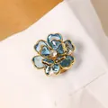 Gemelos de flor con pétalos de corazón azules y acabado dorado en camisa blanca - Estilo Cristal de Corazón Azul (9932) / Oro KC