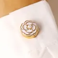 Elegante gemelo de flor de camelia en esmalte blanco con centro de perla y acabado dorado - Estilo Camelia Crema (6082)