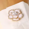 Elegante gemelo de flor en esmalte blanco con detalle de perla en un puño de camisa blanca - Estilo Perla Multicapa Blanco (9753)