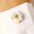 Elegante gemelo de flor de esmalte blanco con centro dorado para decorar camisas - Estilo de Textura Perla Blanca Multicapa (9771)