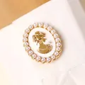 Gemelo vintage con silueta femenina dorada y detalle de borde con perlas blancas - Estilo Cameo Blanco (X325)