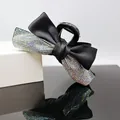 Details von elegantem schwarzem Seidenschleifen-Haarclip mit bunten Strasssteinen - Phantom AB Strass