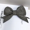 Barrette à cheveux avec nœud en strass gris foncé et clip à ressort de luxe sur fond blanc - Strass Gris Transparent