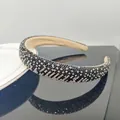 Cerchietto largo di lusso decorato con strass neri e argento su velluto beige - Larghezza 2.3cm / Strass Nero e Bianco