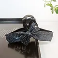 Eleganter schwarzer Haarklammer mit Schleife und glitzernden dunkelblauen Strasssteinen - Navyblauer Strass