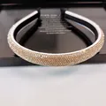 Detalle de diamantes champagne en diadema de lujo blanca y negra sobre bandeja negra - 1.5cm de Ancho (10 Filas Llenas de Strass) / Diamante Champaña