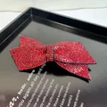 Detailansicht der roten Haarschleife mit funkelnden Strasssteinen auf Display - Kreuzgitter Federclip Mit Strass / 12cm / Rot