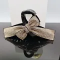 Eleganter großer Schleifen-Haarclip mit glitzernden goldenen Strasssteinen auf schwarzem Harz - Champagner Strass