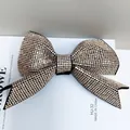 Barrette à cheveux nœud en strass champagne sur une carte de présentation - Strass Champagne