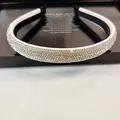 Detalle de diadema de lujo con brillantes pedrería sobre una bandeja negra - 1.5cm de Ancho (10 Filas Llenas de Strass) / Circón Blanco
