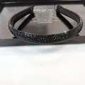 Primer plano detallado de una diadema de lujo con pedrería negra y puntas de tela acanalada - 1.5cm de Ancho (10 Filas Llenas de Strass) / Circón Negro