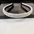 Primer plano de la diadema acolchada de lujo con pedrería AB brillante y forro negro - 1.5cm de Ancho (10 Filas Llenas de Strass) / Circonio AB
