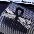 Detail van een grote haarklem met strik en strass op een glazen ondergrond - AB Strass