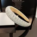 Dettaglio di un cerchietto di lusso imbottito con strass scintillanti e cristalli - Stile Strass a Righe Imbottito / 3cm di Larghezza / Arcobaleno